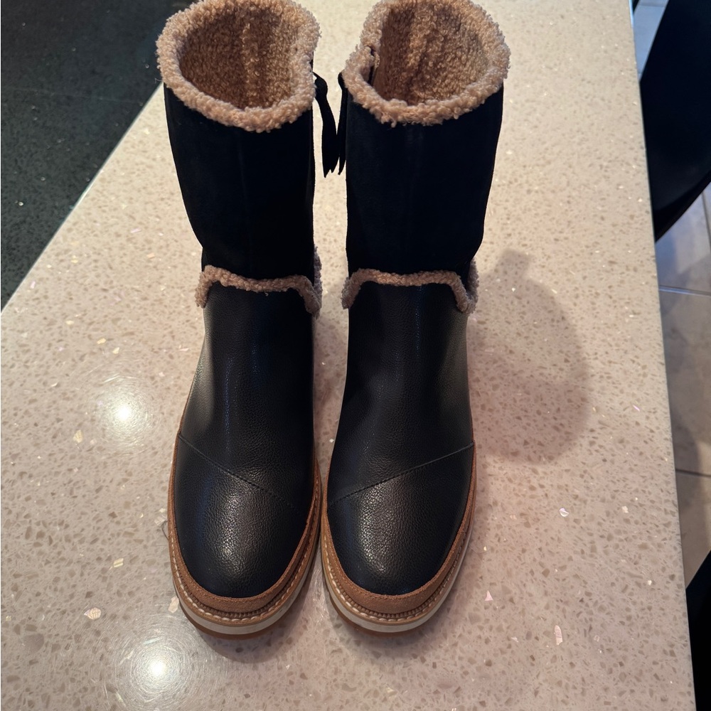 Toms Black and Tan Winter Rain Boots with Sturdy Soles